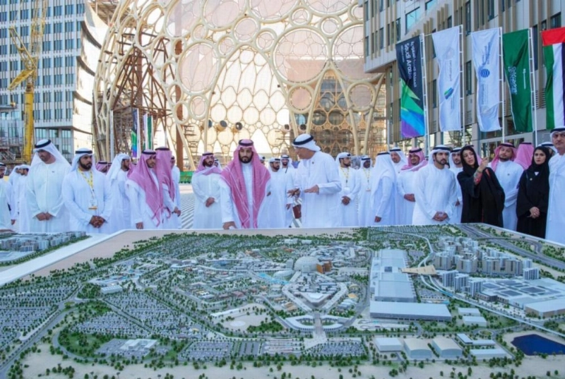 الأمير محمد بن سلمان لدى زيارته معرض إكسبو 2020 في دبي أمس (واس)