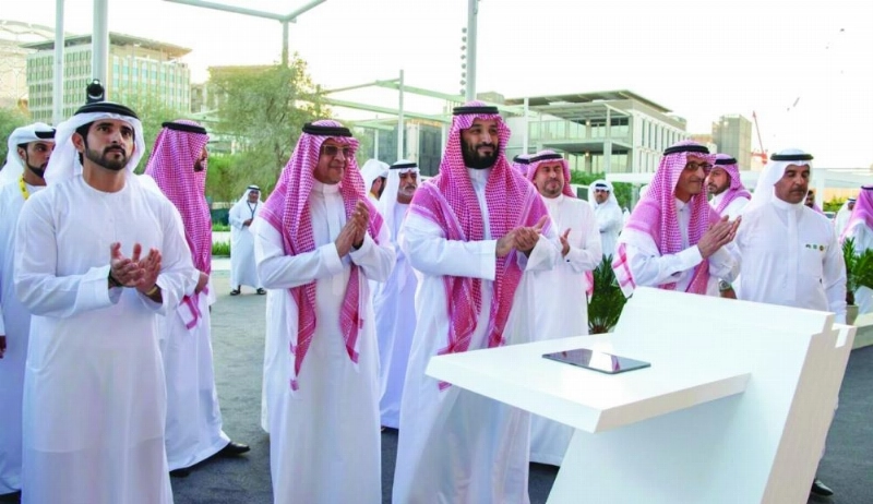 الأمير محمد بن سلمان لدى زيارته معرض إكسبو 2020 في دبي أمس (واس)