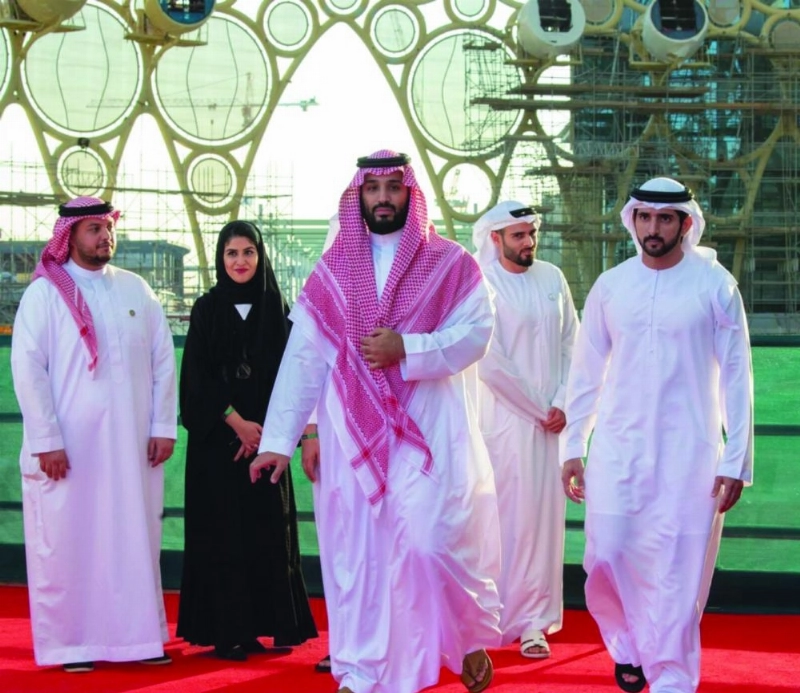 الأمير محمد بن سلمان لدى زيارته معرض إكسبو 2020 في دبي أمس (واس)