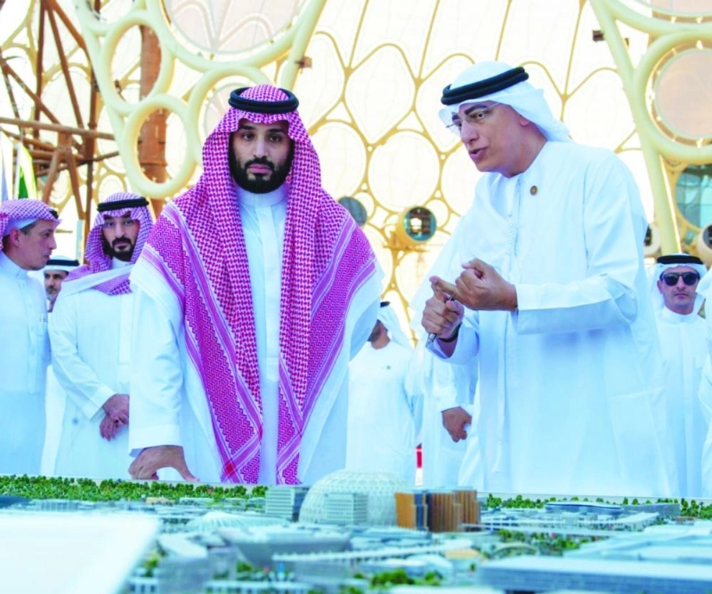 الأمير محمد بن سلمان لدى زيارته معرض إكسبو 2020 في دبي أمس (واس)