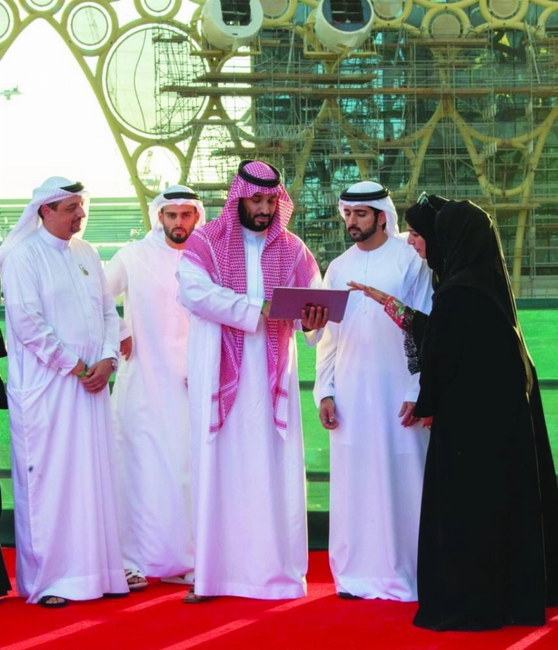 الأمير محمد بن سلمان لدى زيارته معرض إكسبو 2020 في دبي أمس (واس)