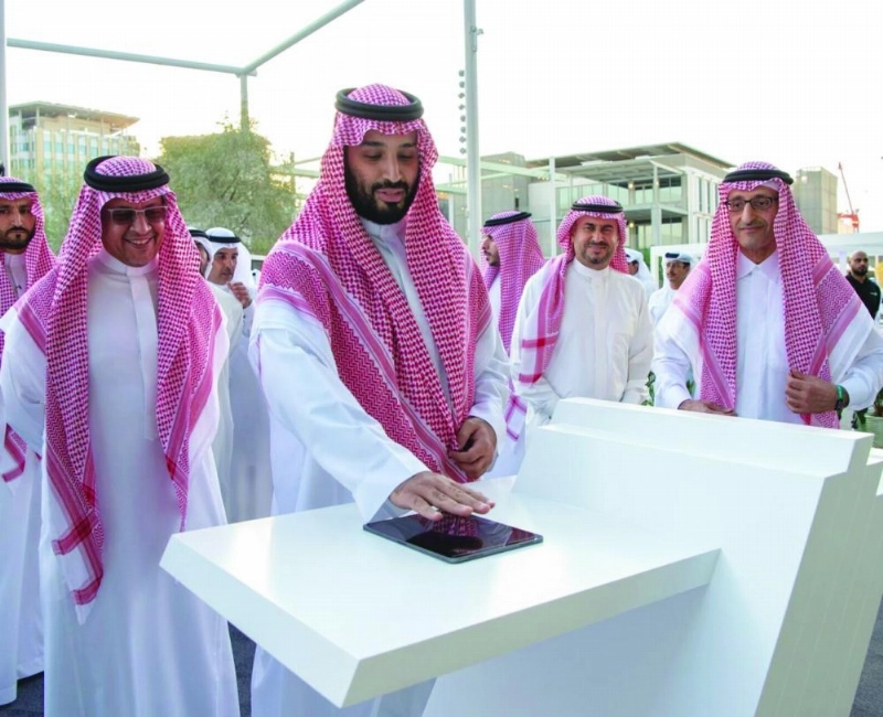 الأمير محمد بن سلمان لدى زيارته معرض إكسبو 2020 في دبي أمس (واس)