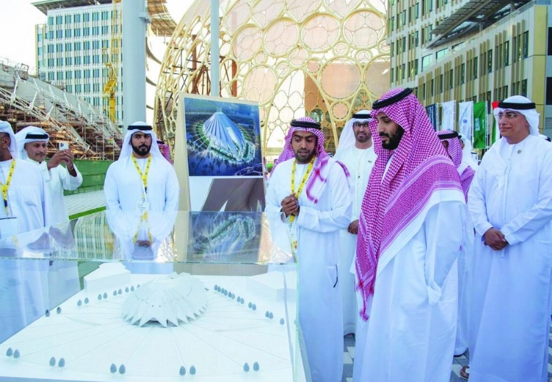 الأمير محمد بن سلمان لدى زيارته معرض إكسبو 2020 في دبي أمس (واس)