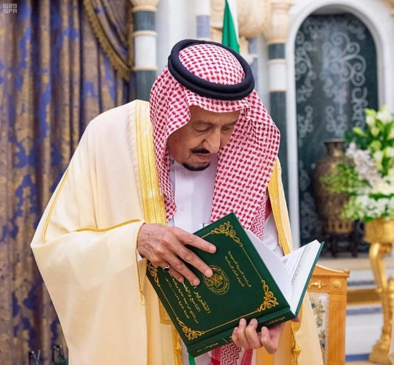 خادم الحرمين الشريفين يتسلم التقرير السنوي للديوان العام للمحاسبة الـ59