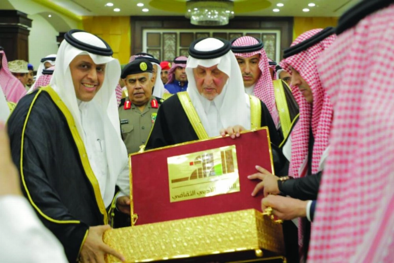 خالد الفيصل يتسلم الإهداء من الجعيد (مكة)