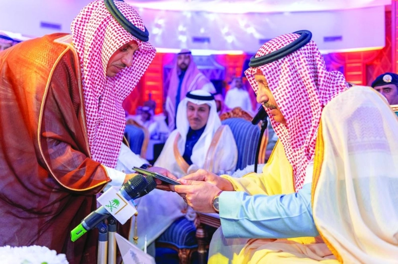 حسام بن سعود خلال تدشين المشاريع (واس)