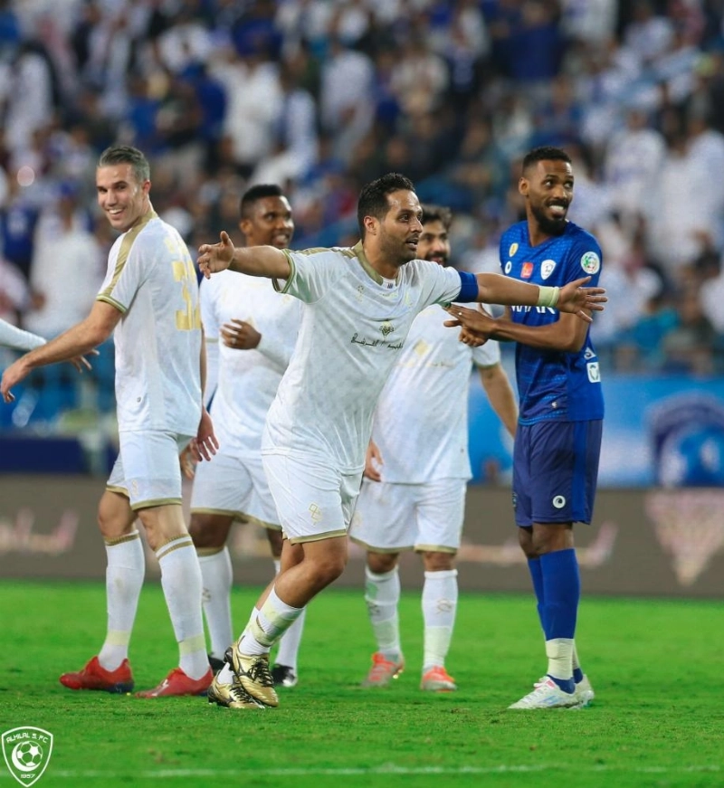 القحطاني ويظهر خلفه فان بيرسي وإيتو