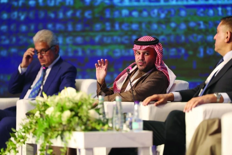 علي العلياني متحدثا في جلسة برامج التوك شو (مكة)