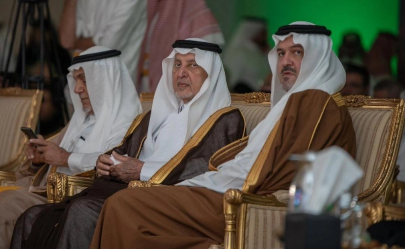 خالد الفيصل لدى تدشين مؤسسة الفكر العربي تقريرها أمس في الخبر (مكة)
