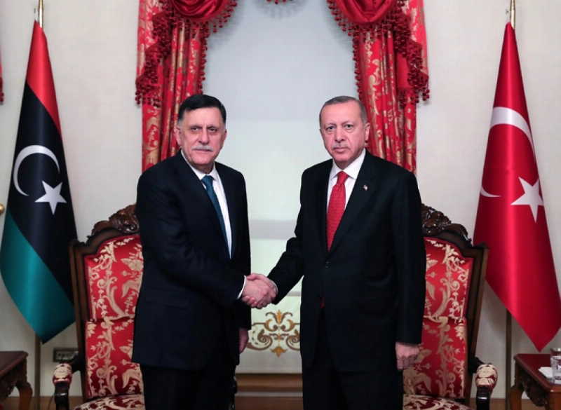 إردوغان والسراج عقب توقيع الاتفاق المشبوه (د ب أ)
