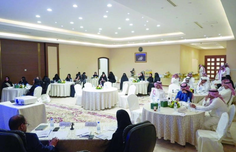 من حلقة النقاش بالرياض أمس (مكة)