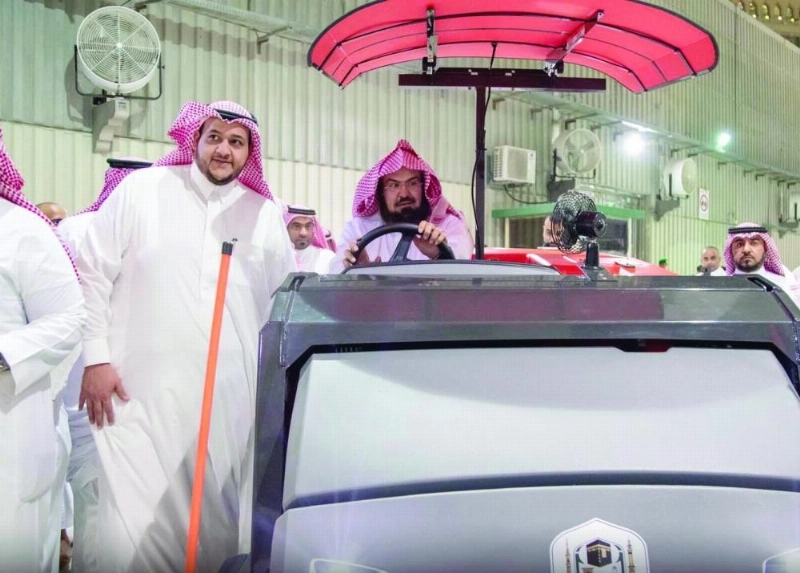 جانب من تدشين آليات النظافة الجديدة (مكة)