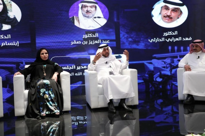 فهد الحارثي وابتسام الكتبي خلال الجلسة (مكة)