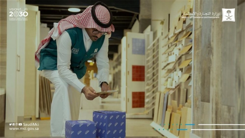 مفتش يتأكد من البيانات (وزارة التجارة)