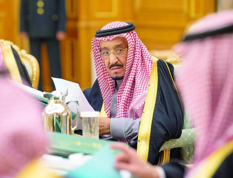 الملك سلمان لدى ترؤسه جلسة مجلس الوزراء في قصر اليمامة أمس (واس)