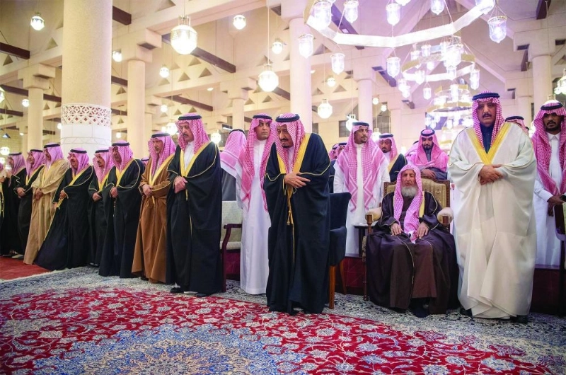 خادم الحرمين يؤدي الصلاة على الأمير متعب بن عبدالعزيز (واس)