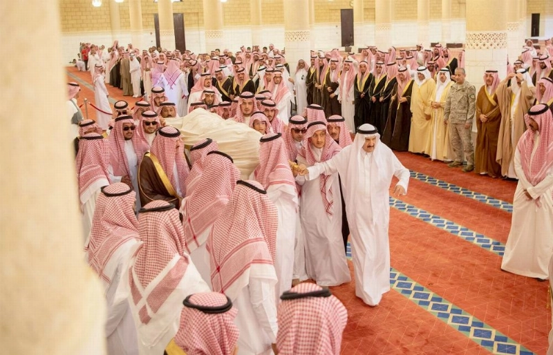 أمراء يحملون جثمان الفقيد