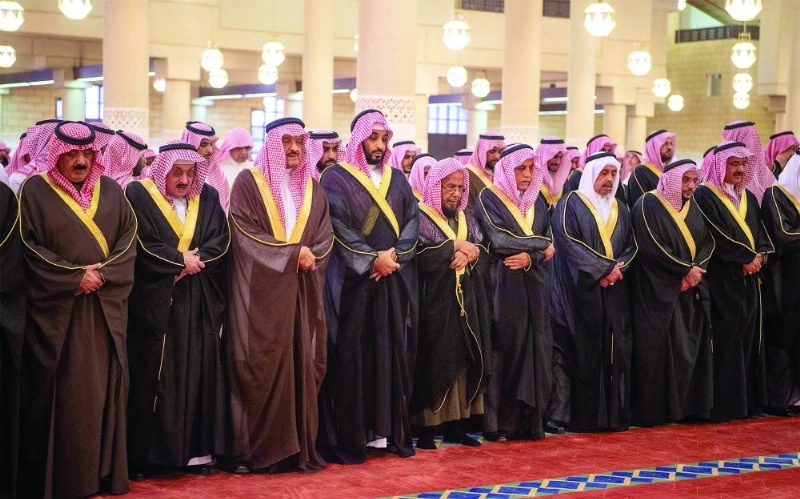 ولي العهد خلال تأدية الصلاة على الفقيد (واس)