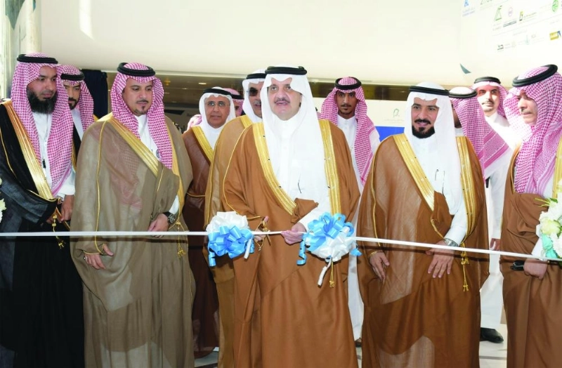 أمير الشرقية يقص شريط افتتاح المعرض المصاحب للمنتدى (مكة)