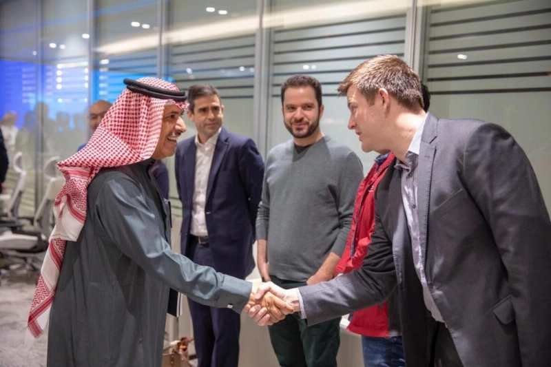 الوفد الأمريكي جاء بدعوة من خريجي الجامعة العاملين بالشركة