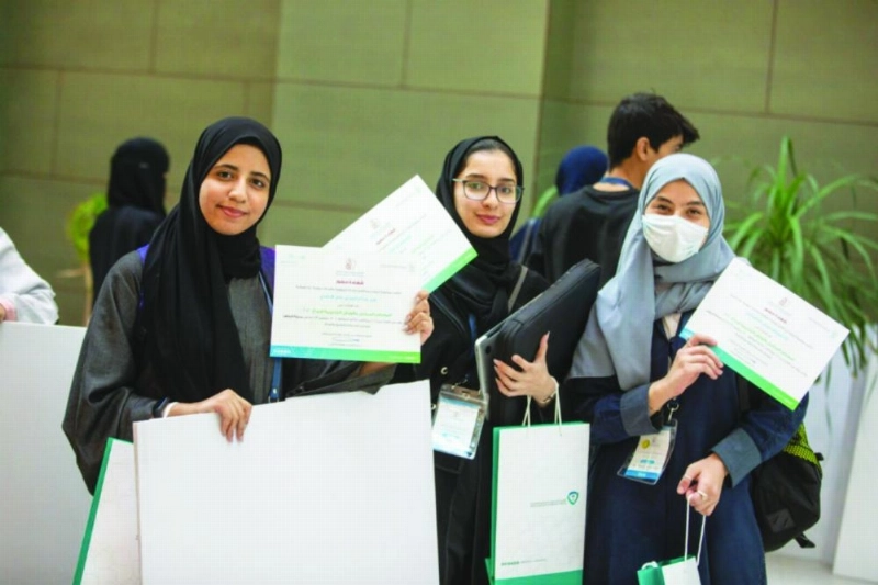 طالبات خلال تسجيلهن في المعارض المركزية بالدمام (مكة)