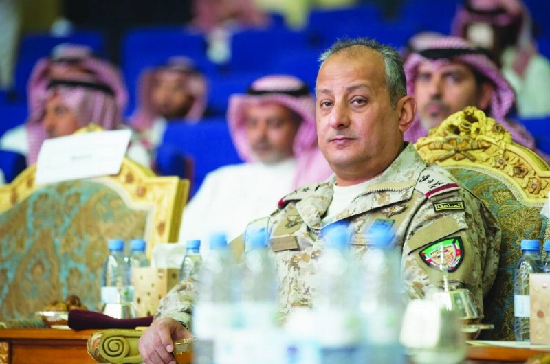 فهد بن تركي لدى رعايته اختتام الدورة بنادي الضباط (واس)