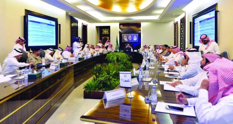 بدر بن سلطان مترئسا اجتماع الجهات الخدمية (مكة)