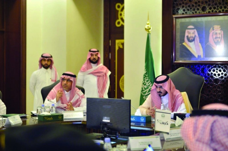 بدر بن سلطان مترئسا اجتماع الجهات الخدمية (مكة)