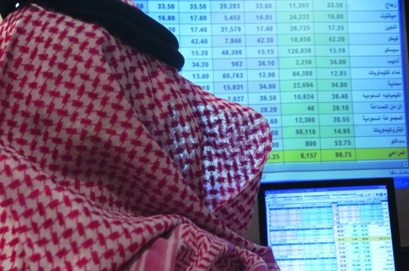 مستثمر يتابع شاشة تداول (مكة)