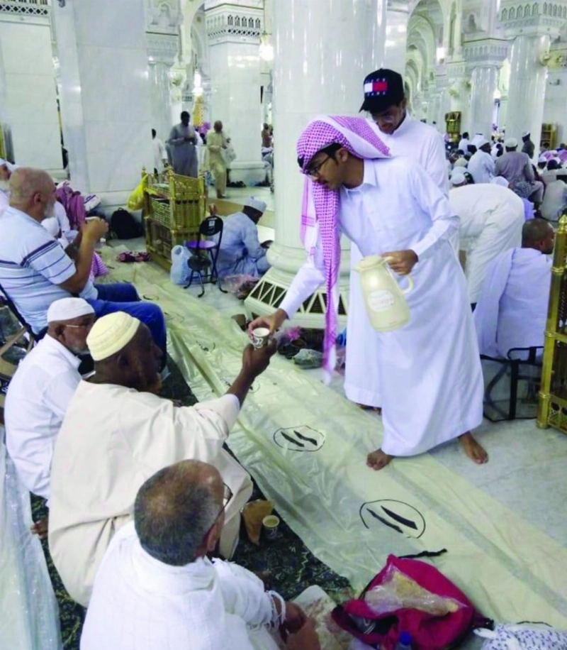 من خدمة إفطار صائم لضيوف الرحمن (مكة)