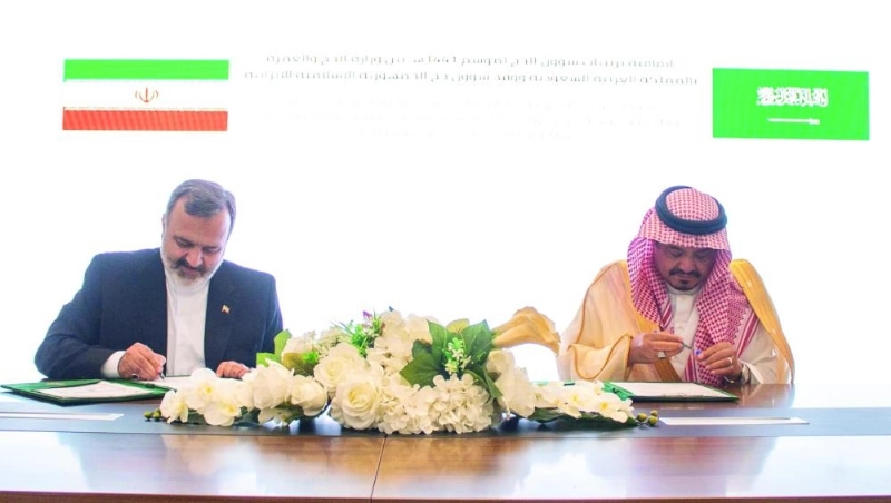 محمد بنتن وعلي رضا خلال توقيع الاتفاقية (واس)