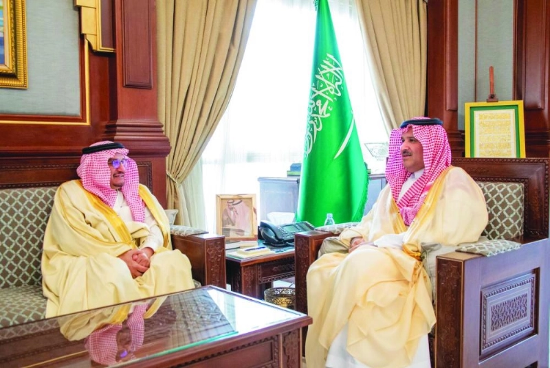 فيصل بن سلمان خلال استقباله حمد آل الشيخ أمس (مكة)