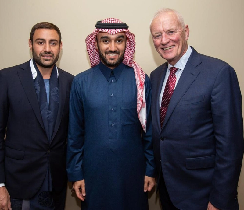 عبدالعزيز بن تركي وإلى يساره باري هيرن (World Snooker)