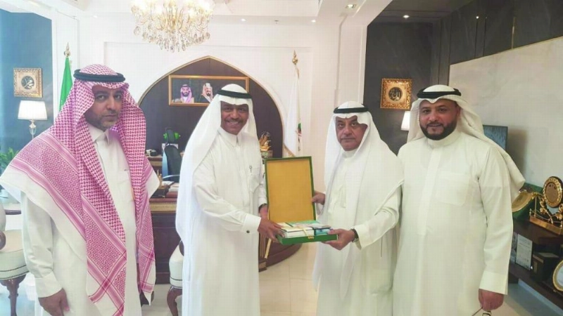 عبد الفتاح مشاط خلال تسلمه الملف (مكة)