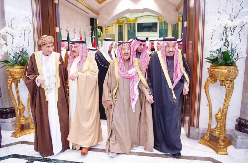 خادم الحرمين مستقبلا القادة ورؤساء الوفود في قصر الدرعية (واس)