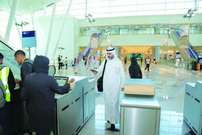 مسافرون في محطة مطار جدة (مكة)