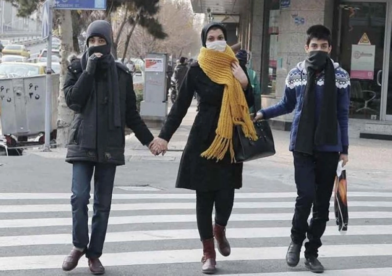 إيرانيون يغطون أنوفهم بسبب الرائحة الكريهة (مكة)