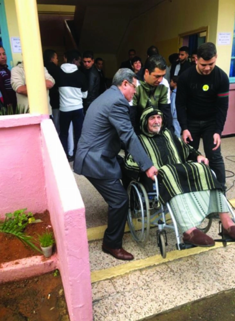 مسن يشارك في انتخابات الجزائر (مكة)