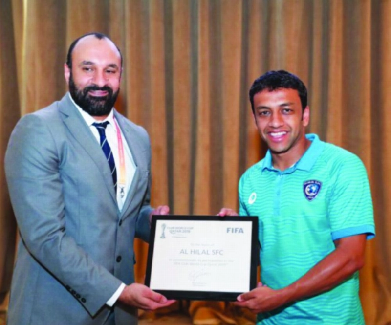 الشلهوب يتسلم وثيقة التكريم (إعلامي الهلال)