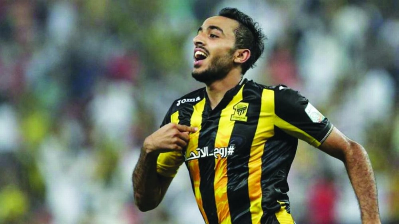 كهربا مرتديا شعار الاتحاد (مكة)