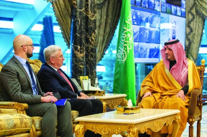 عبدالعزيز بن سعود خلال استقباله جون أبي زيد (واس)