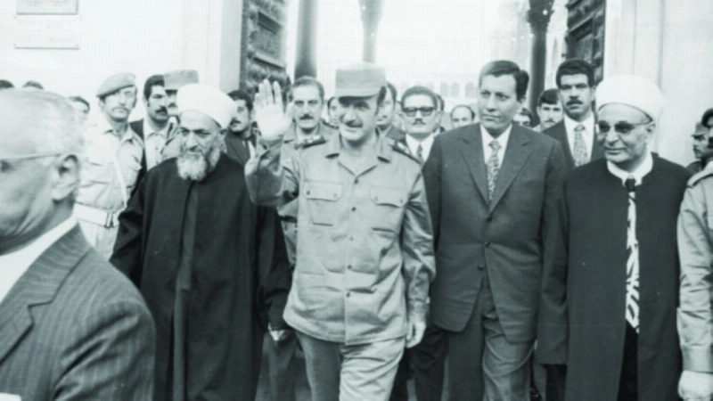 حافظ الأسد يتأرجح وهو يسير خارج الجامع الأموي (مجلس العلاقات الخارجية)