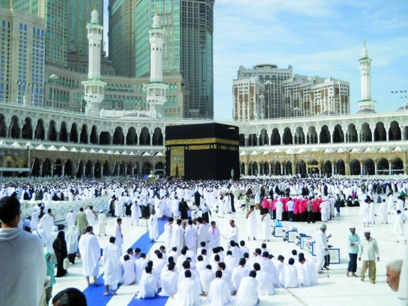 معتمرون في صحن المطاف (مكة)