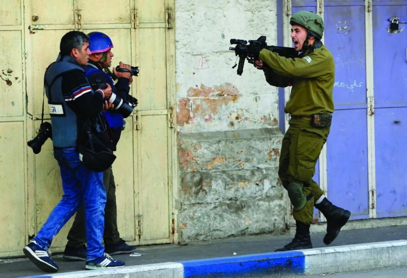 إسرائيلي يصوب الرصاص نحو فلسطينيين (مكة)