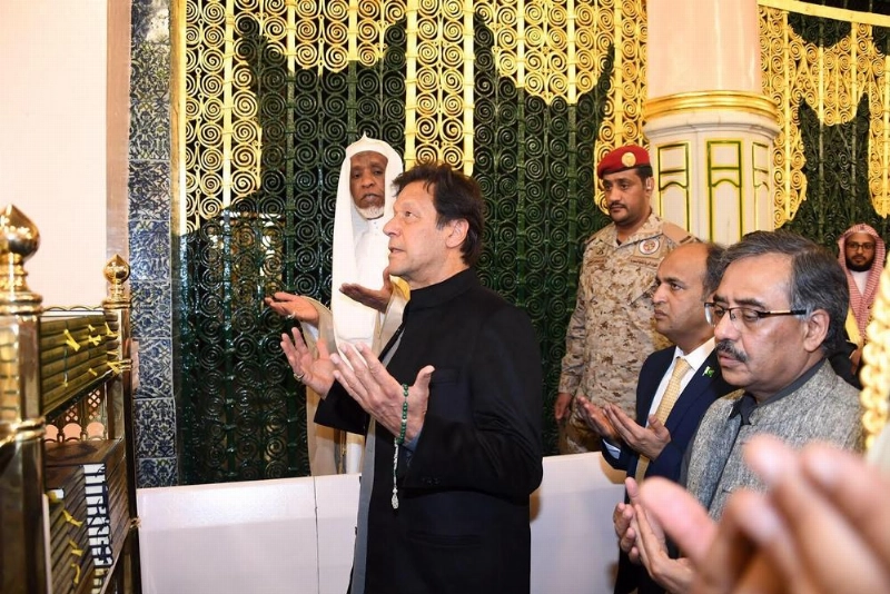 عمران خان خلال زيارته المسجد النبوي (واس)