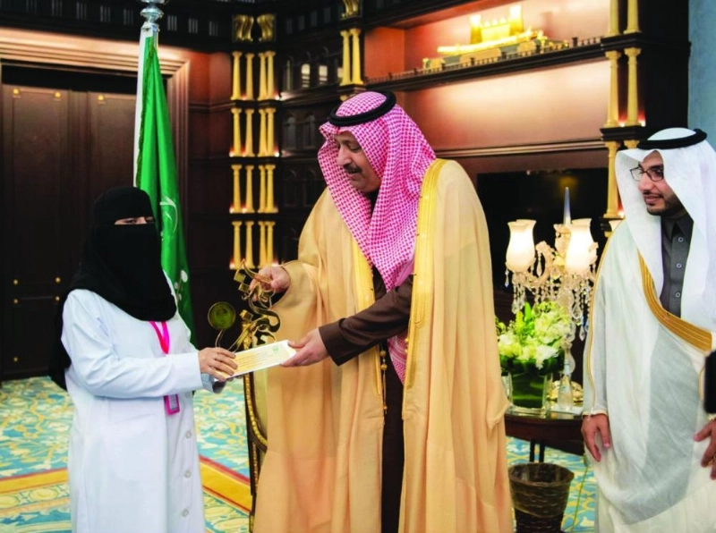 حسام بن سعود لدى تكريمه أمجاد الزهراني (مكة)
