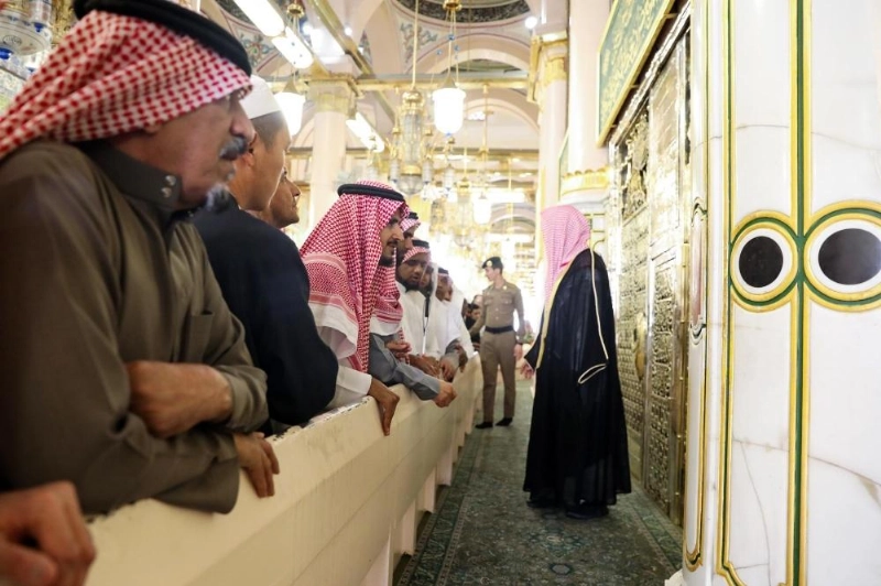 ضيوف الجمعية لدى زيارتهم للمسجد النبوي (مكة)