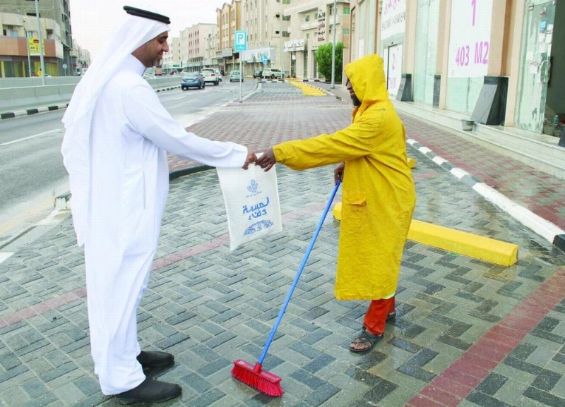 من توزيع الحقائب الشتوية على العمالة (مكة)