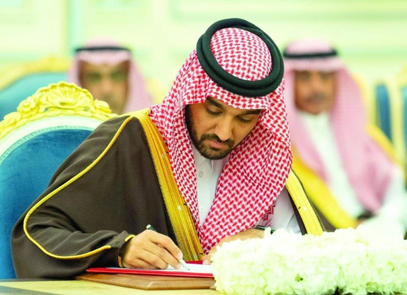 عبدالعزيز بن تركي موقعا اتفاقية تعاون في مجال الشباب والرياضة
