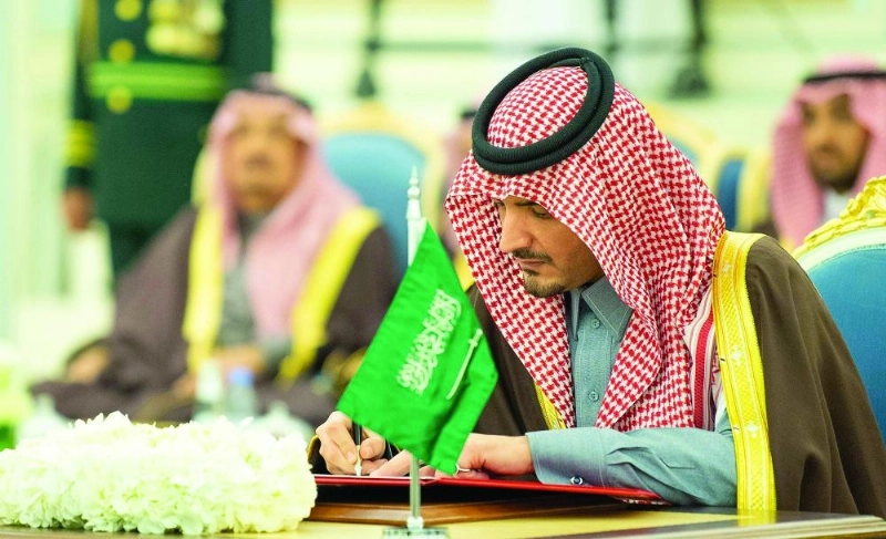 عبدالعزيز بن سعود موقعا مذكرة تفاهم في مجال الدفاع المدني